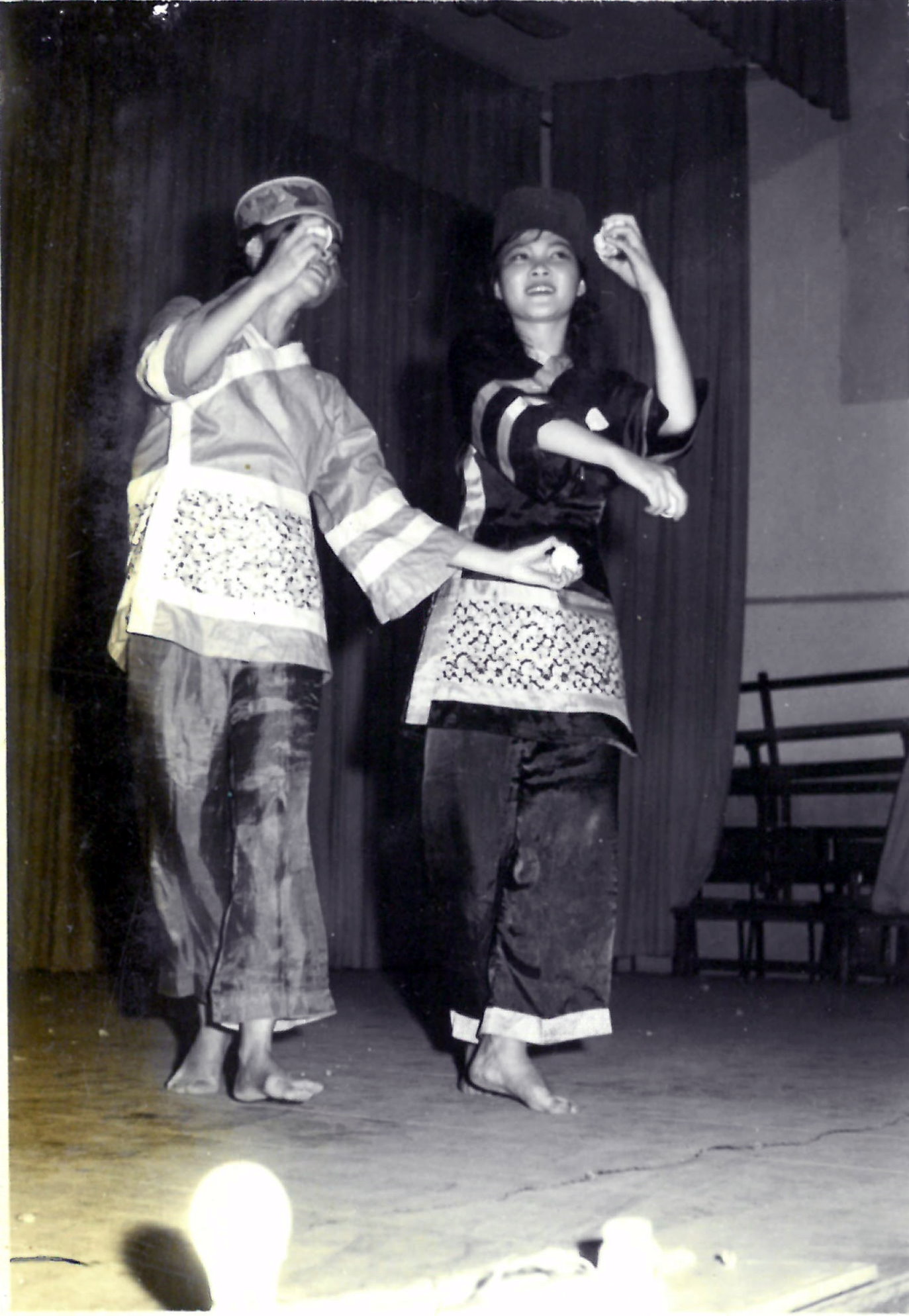 151.53年5月xx日 本校女生舞編隊參加全縣民族舞蹈比賽榮獲冠軍